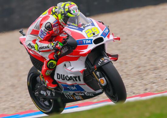 MotoGP, Assen 2016. Iannone è il più veloce nelle FP2, Rossi a 0.004