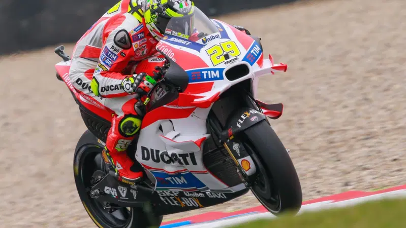 MotoGP, Assen 2016. Iannone &egrave; il pi&ugrave; veloce nelle FP2, Rossi a 0.004