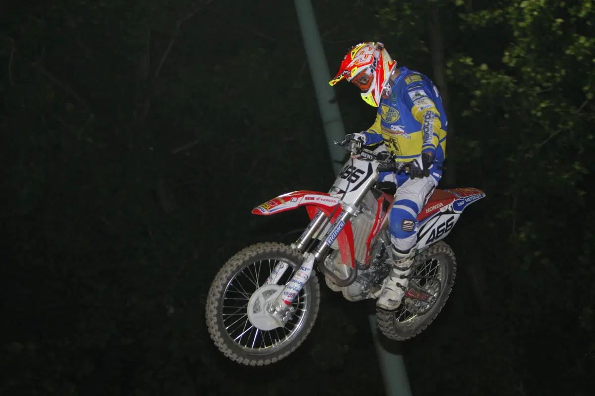 Motocross a Milano di notte? Si può fare