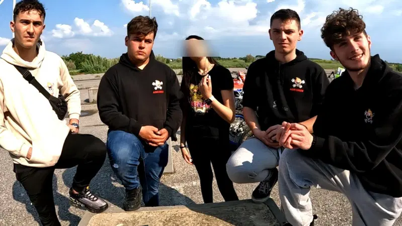 Giovani che preferiscono la moto ai social! [VIDEO]