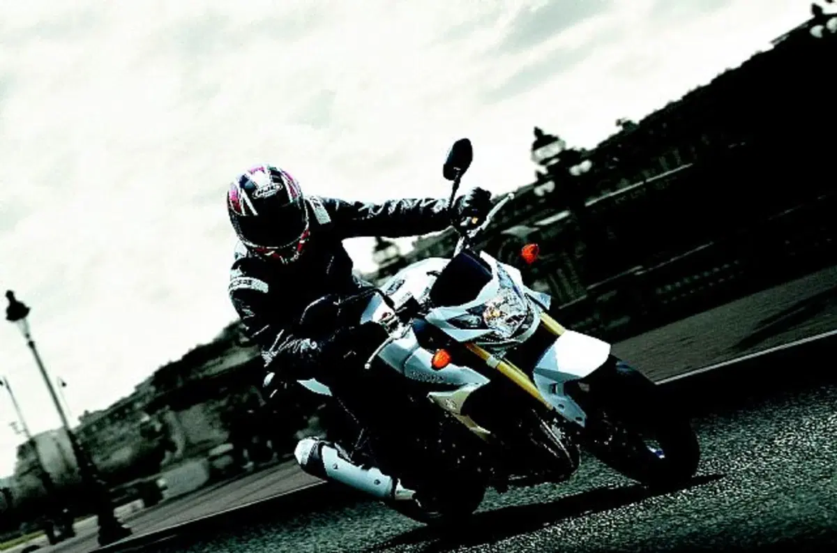 Suzuki GSR 750 GSR 750 Z (2014 - 15) (6)
