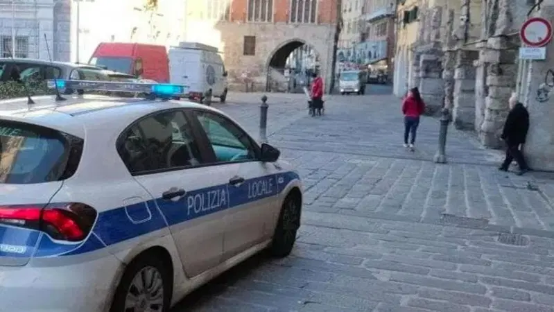 Genova. Dovr&agrave; pagare per la pulizia dell'asfalto: il motociclista aveva perso sangue dopo l'incidente