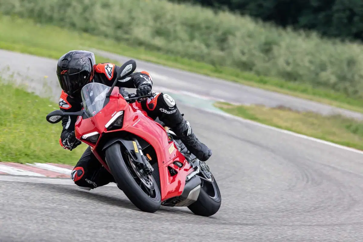 Alpinestars S-R10: Difficile cominciare meglio! (3)