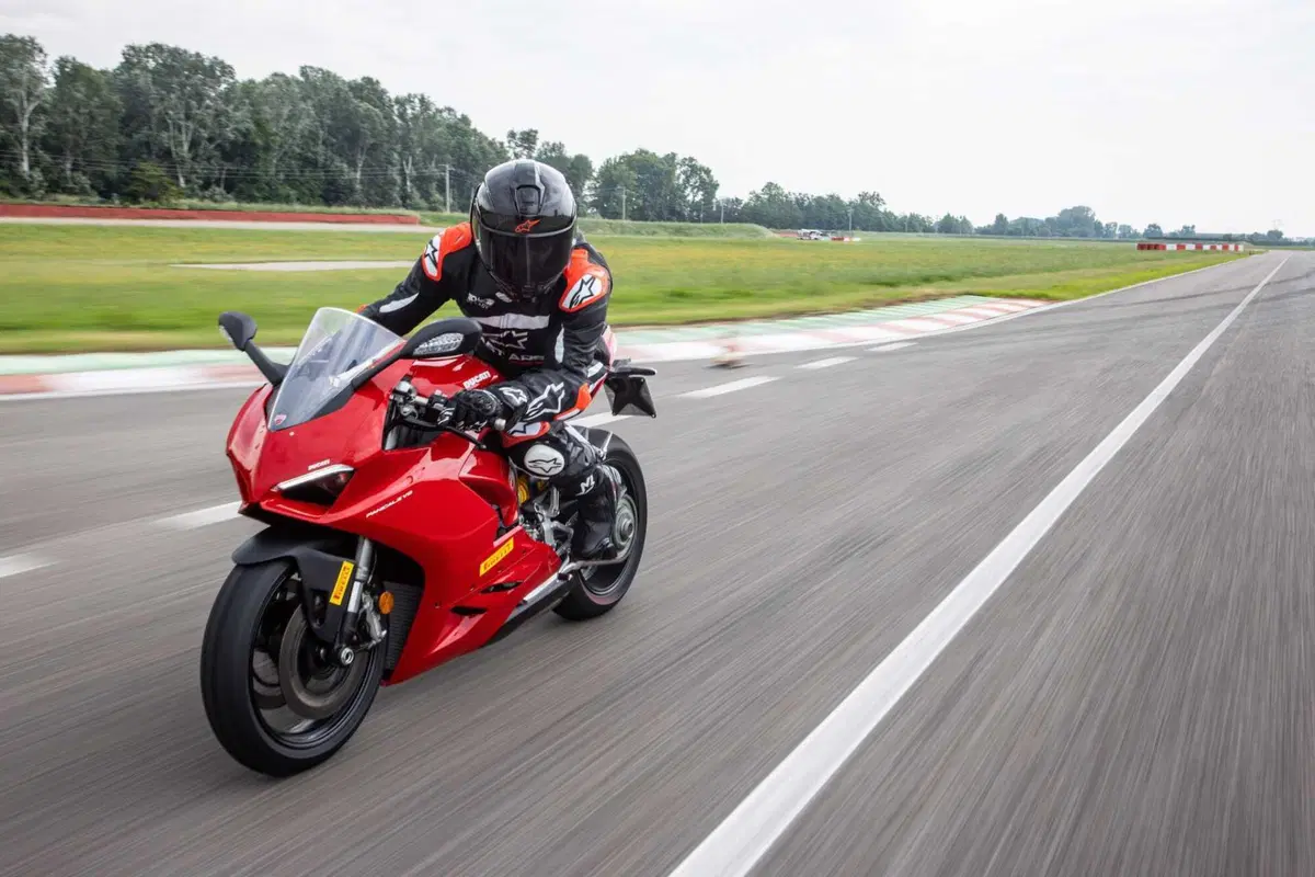 Alpinestars S-R10: Difficile cominciare meglio! (4)