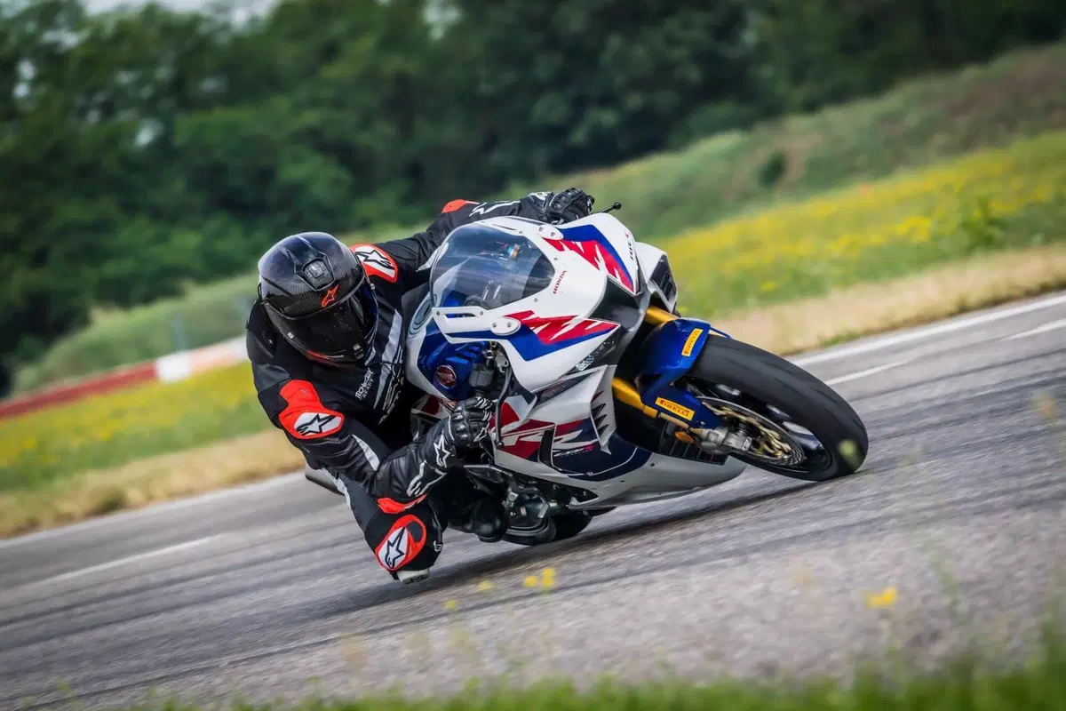 Alpinestars S-R10: Difficile cominciare meglio! (6)