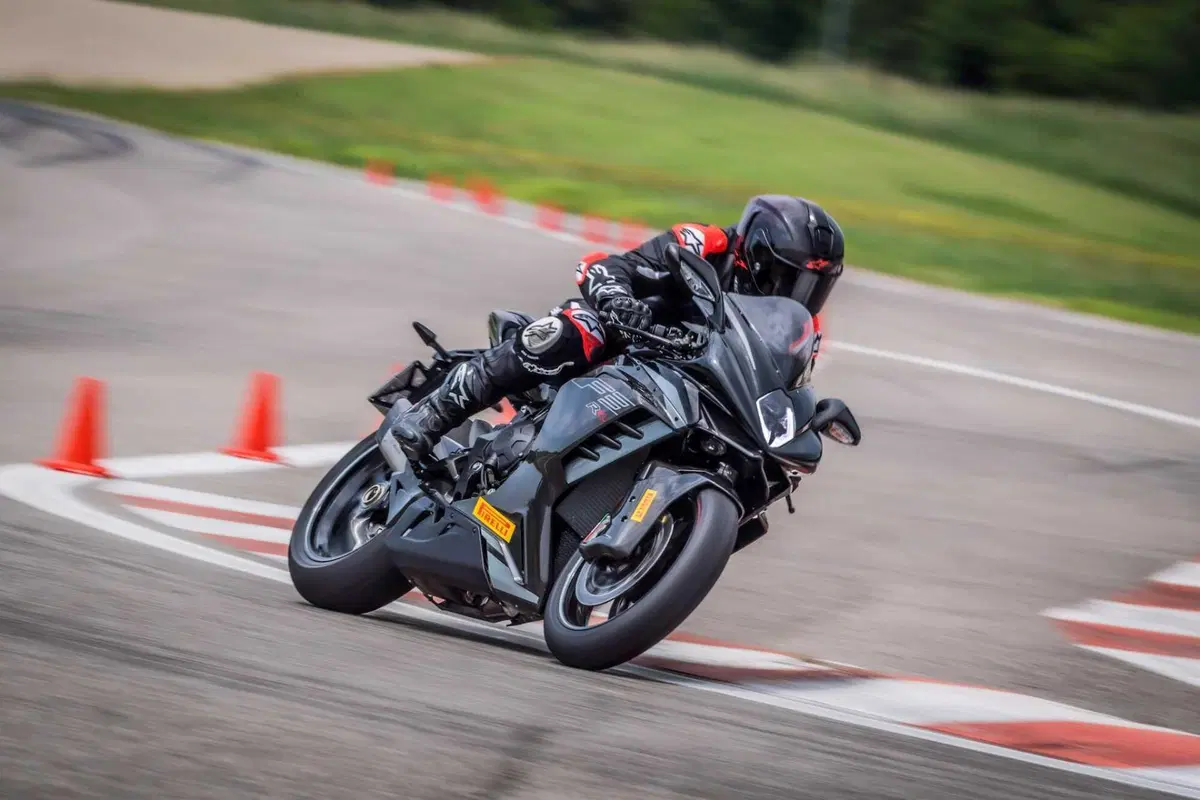 Alpinestars S-R10: Difficile cominciare meglio! (7)