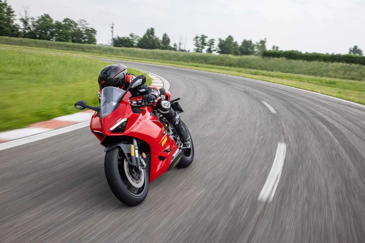 Alpinestars S-R10: Difficile cominciare meglio! (8)