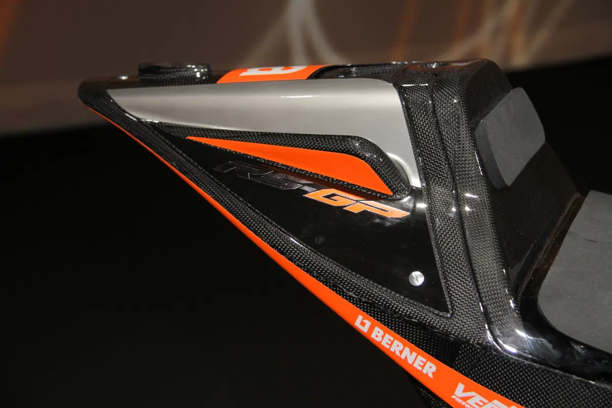 MotoGP. Aprilia svela la nuova RS-GP 2015 di Melandri e Bautista (8)