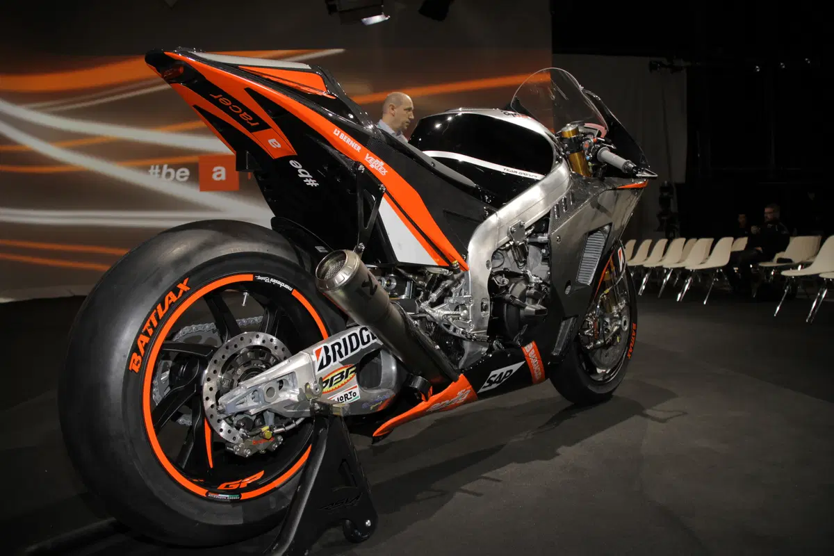 MotoGP. Aprilia svela la nuova RS-GP 2015 di Melandri e Bautista (4)