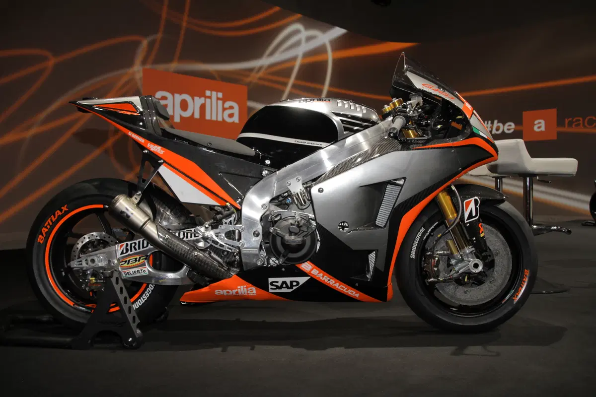 MotoGP. Aprilia svela la nuova RS-GP 2015 di Melandri e Bautista (2)