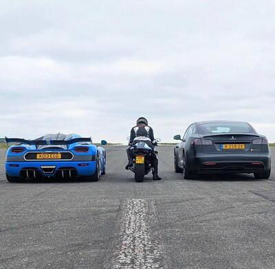[VIDEO] Una Hayabusa da 350 cavalli contro una Koenigsegg e una Tesla Plaid. Chi vincer&agrave; la Drag Race?
