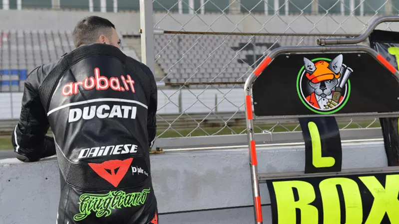 Davide Giugliano: "Vedere Troy Bayliss sulla mia moto &egrave; un onore"