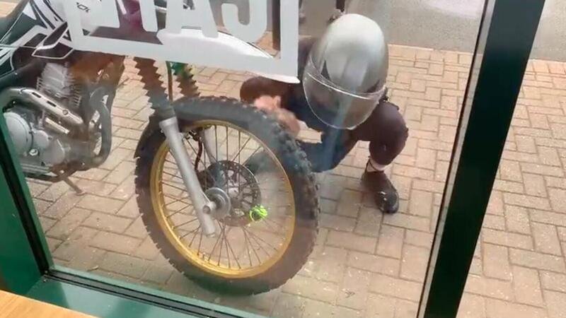 [VIDEO] Ladri rubano una moto in pieno giorno. E il bloccadisco? Rotto con un sasso