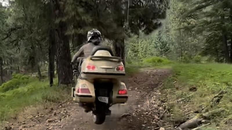 [VIDEO] Enduro con una Honda Goldwing? Come andr&agrave; a finire?