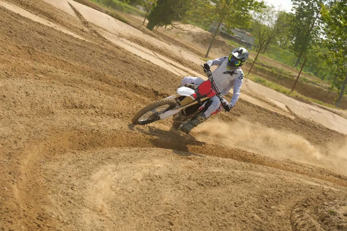 FANTIC XXF 450 TEST ESCLUSIVO: è la migliore moto da cross per correre oggi? (10)