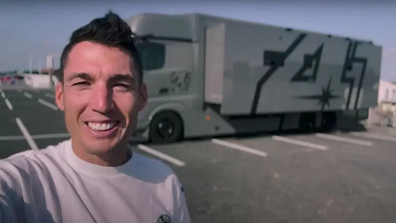 [VIDEO] MotoGP 2023. Aleix Espargar&oacute; apre le porte del suo "Motorhome". Ecco com'&egrave; fatto