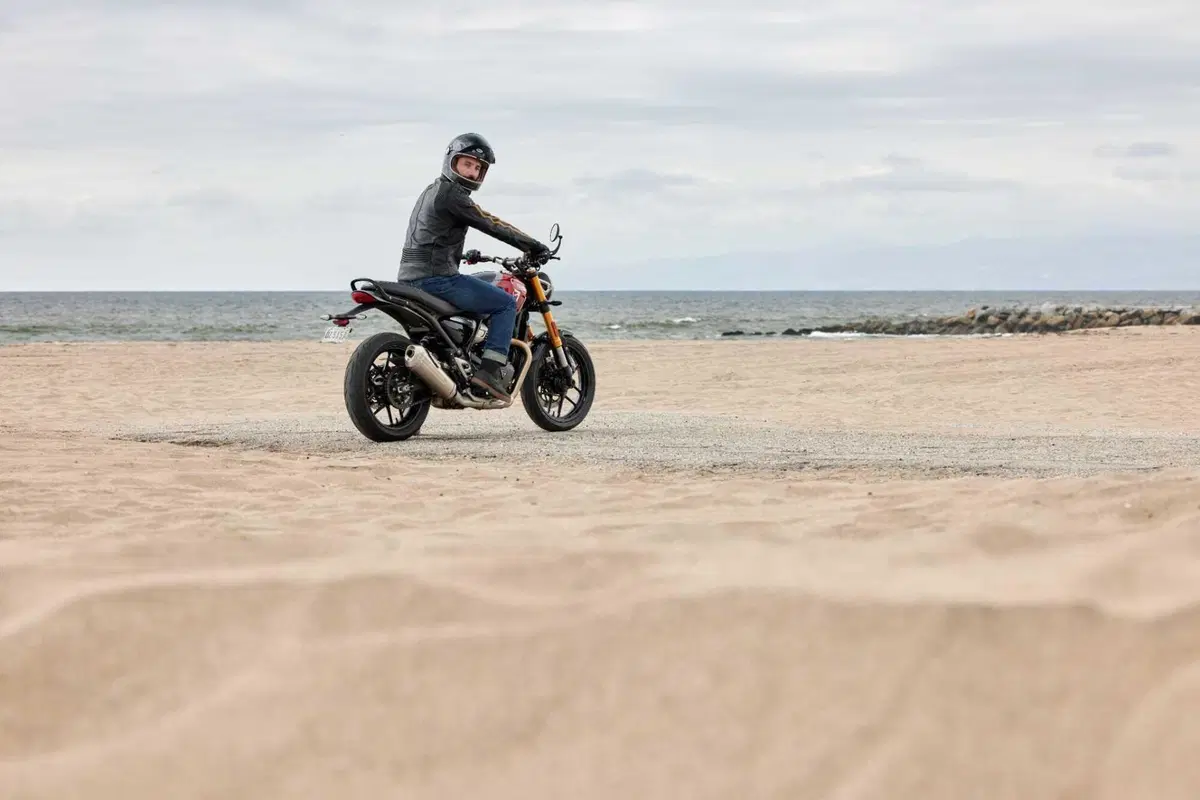 SOTTO EMBARGO. Triumph svela la sua nuova roadster: ecco a voi la Speed 400! [VIDEO]