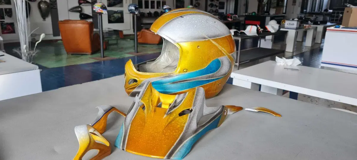 Le fasi di lavorazione del casco (6)