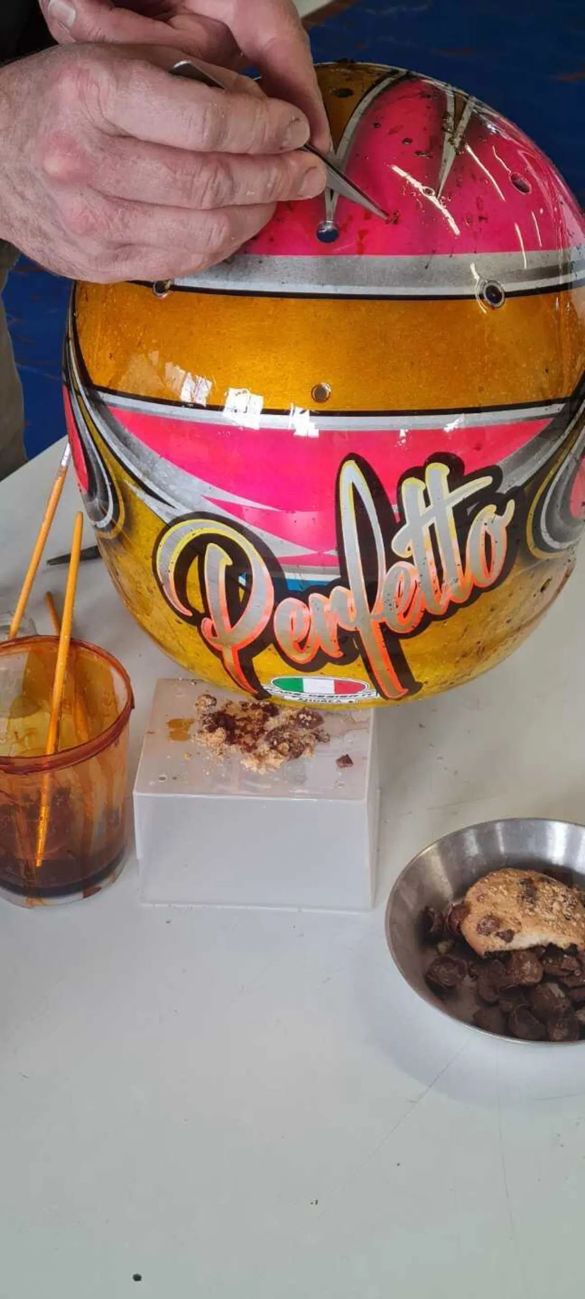 Le fasi di lavorazione del casco (12)