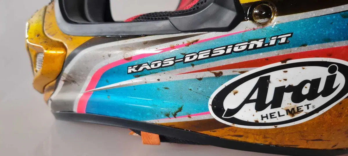 KAOS Design: quando l'aerografo trasforma il casco in pura arte (2)