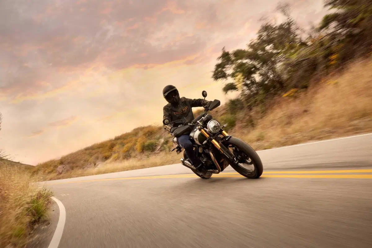 SOTTO EMBARGO. Triumph toglie i veli alla nuova Scrambler 400 X. Di stile ne abbiamo? [VIDEO]