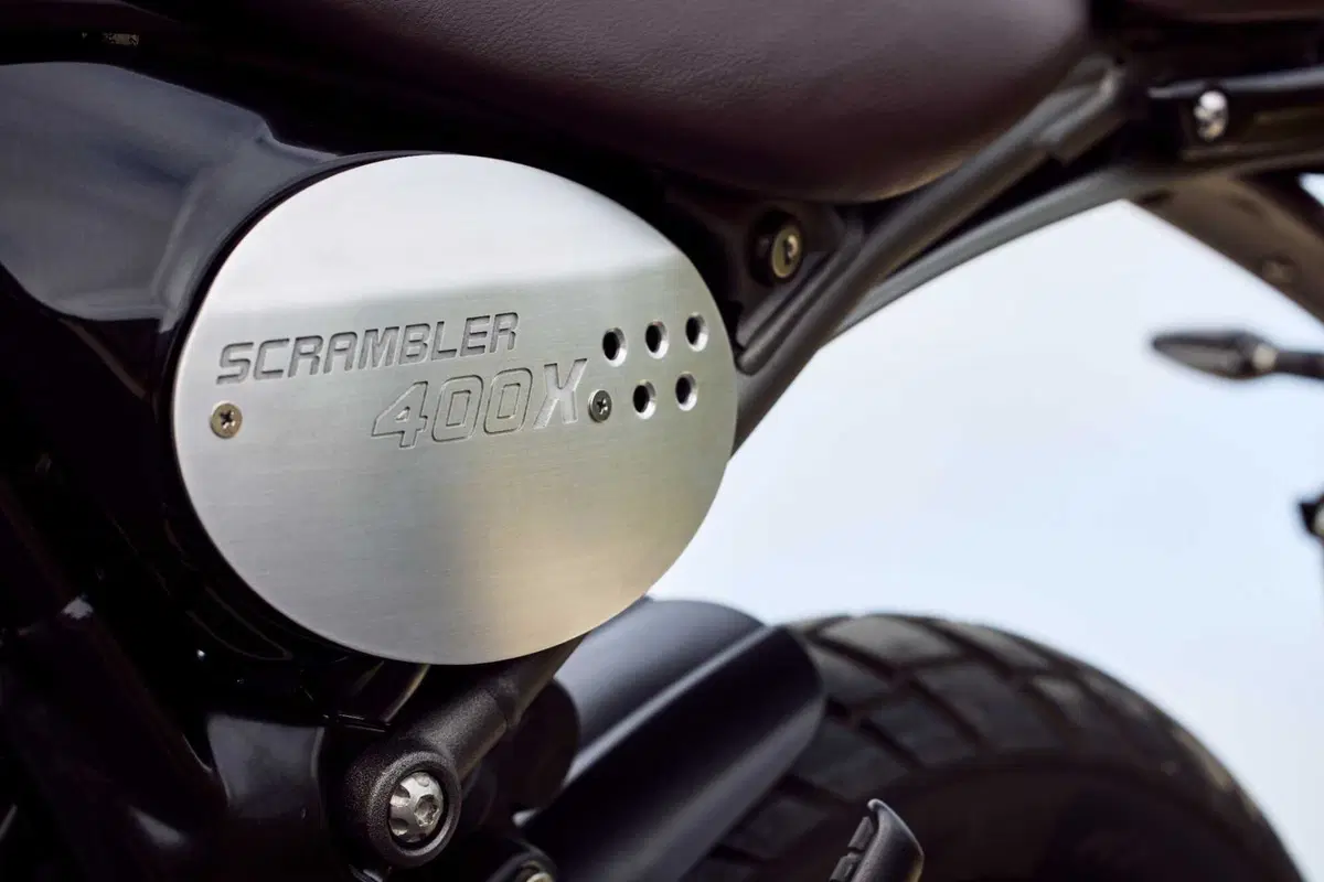 SOTTO EMBARGO. Triumph toglie i veli alla nuova Scrambler 400 X. Di stile ne abbiamo? [VIDEO] (18)