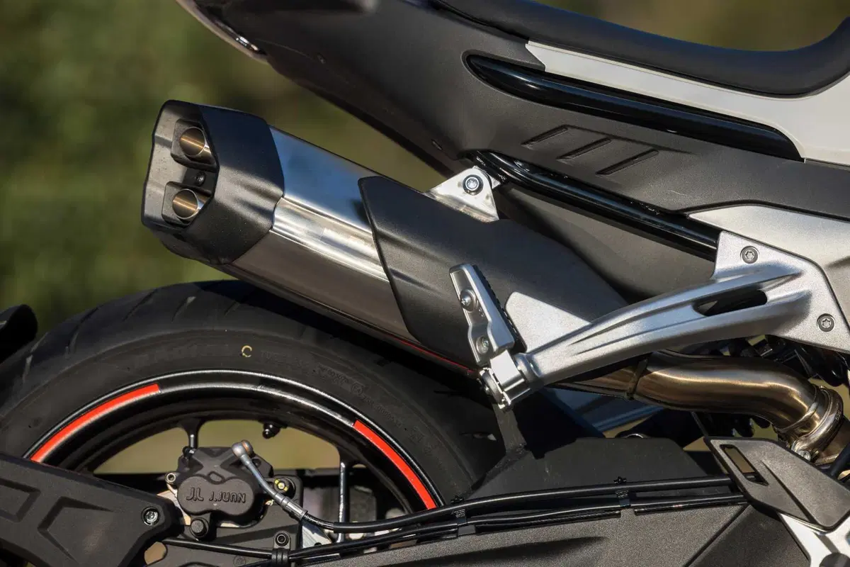 CFMOTO 800NK TEST: guanto di sfida! (4)