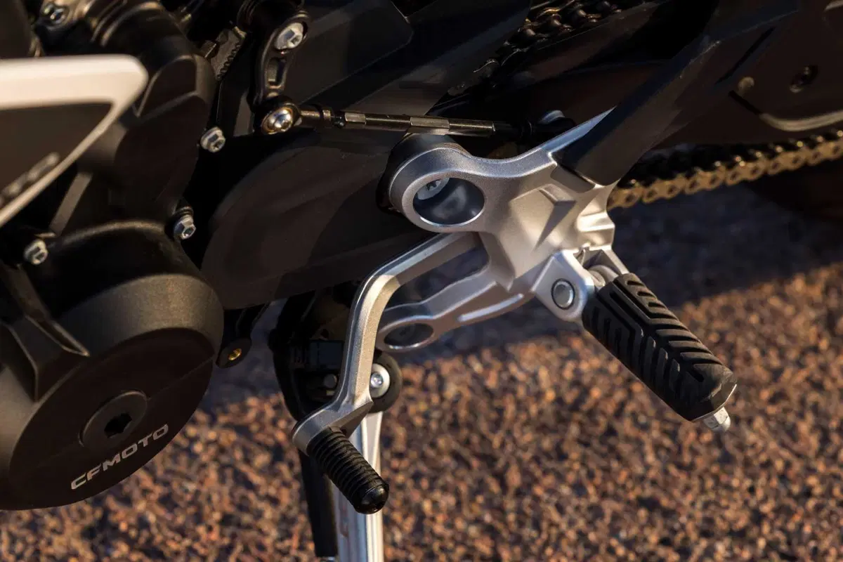CFMOTO 800NK TEST: guanto di sfida! (12)