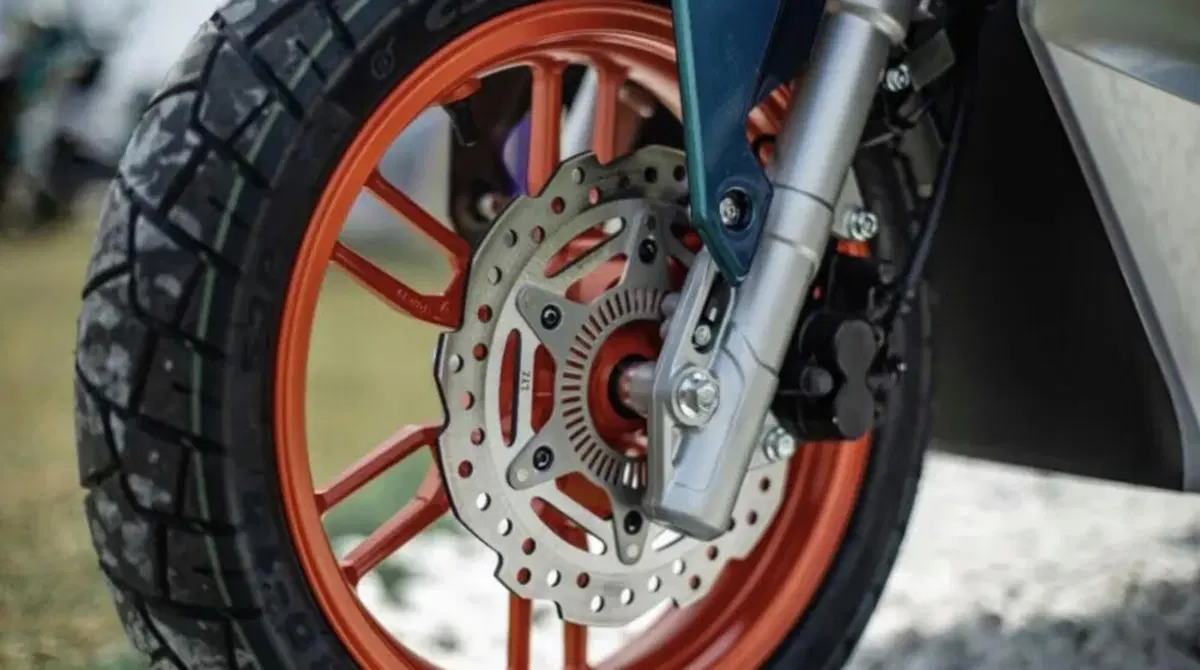 La marca è MVCagiva, ma di italiano ha ben poco: ecco il Crazy Weekend 150 ADV [GALLERY] (6)