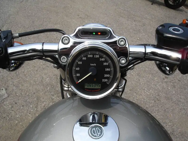 Harley-Davidson 883 Custom (2006 - 07) - XL 883C (7)