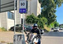 La moto non ha età: giornalista giapponese 84enne sale in sella alla scoperta dell'Abruzzo