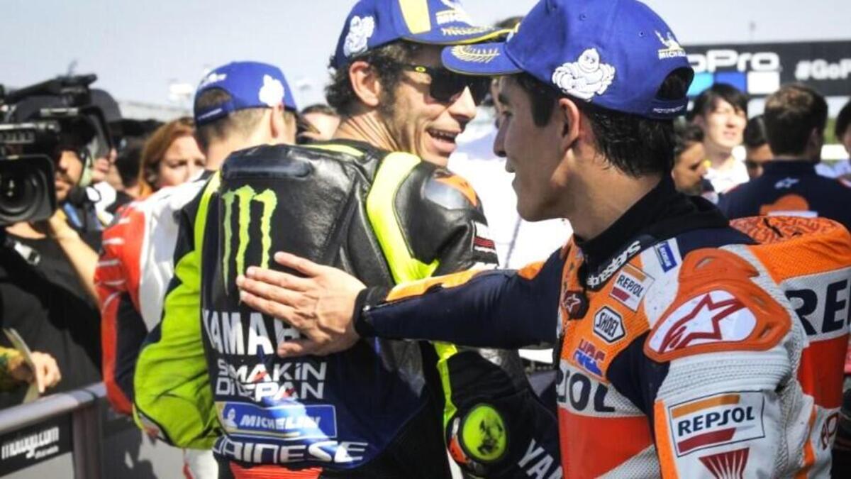 Motogp 2023 Valentino Rossi E Marc Marquez Firmano Quadri Per Unasta Benefica Motogp Motoit