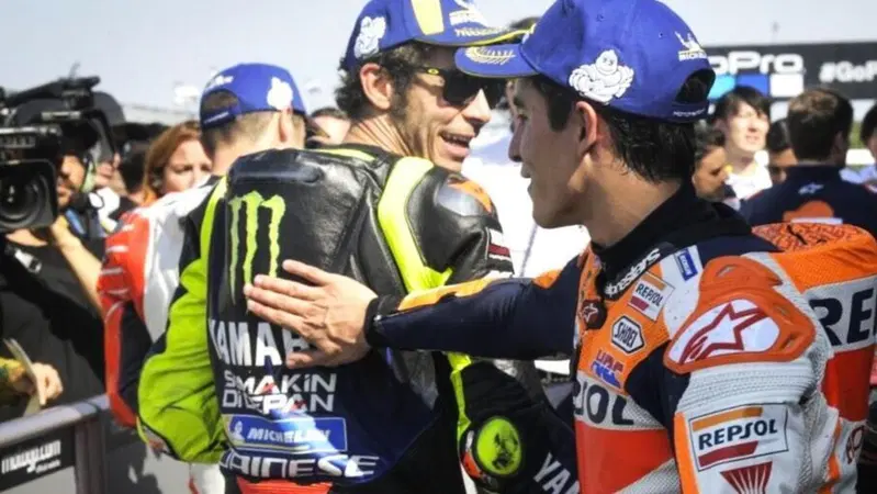 MotoGP 2023. Valentino Rossi e Marc Marquez firmano quadri per un'asta benefica