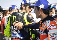 MotoGP 2023. Valentino Rossi e Marc Marquez firmano quadri per un'asta benefica