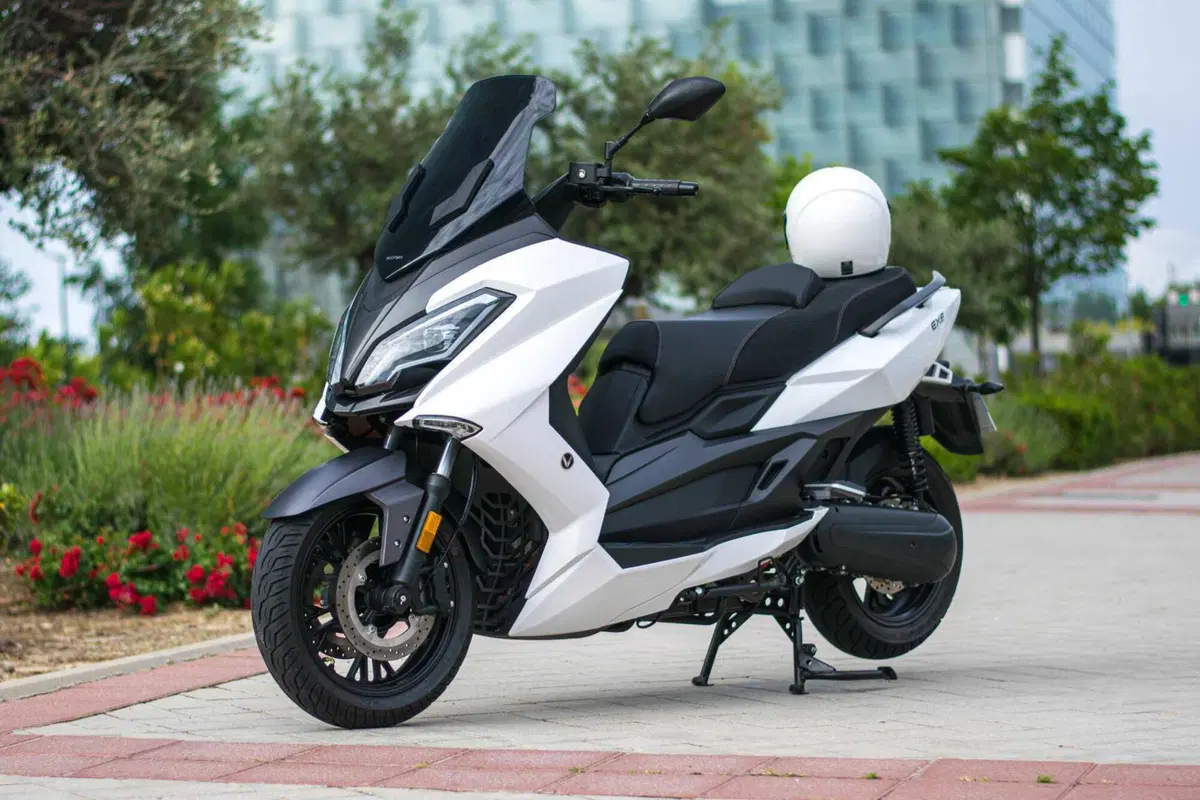 Nerva Exe: abbiamo provato lo scooter elettrico GT con batterie LFP (3)