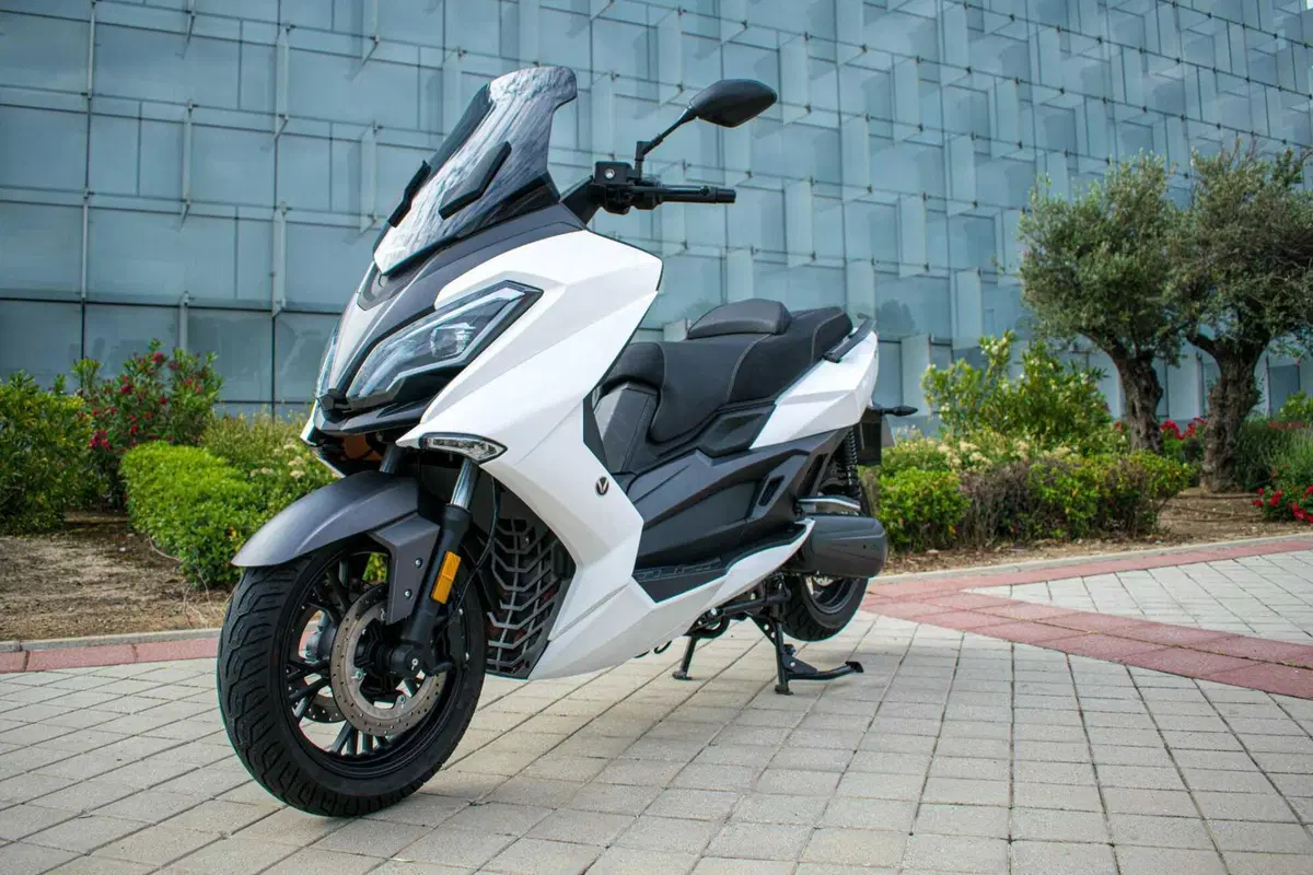 Nerva Exe: abbiamo provato lo scooter elettrico GT con batterie LFP (13)
