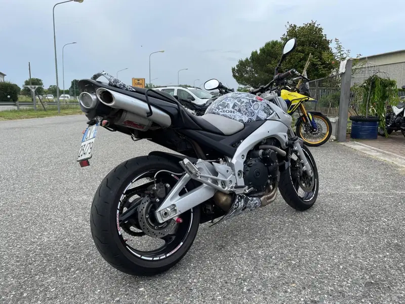 Suzuki GSR 600 (2006 - 11) (3)