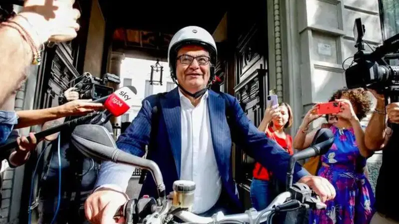 [VIDEO] Il notaio del testamento di Silvio Berlusconi "scappa" dai giornalisti con la moto: ecco cosa guida