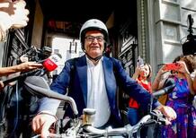 [VIDEO] Il notaio del testamento di Silvio Berlusconi scappa dai giornalisti con la moto: ecco cosa guida