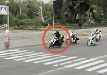 [VIDEO] Nessuno lascia attraversare l'anziana, a farlo ci pensa il motociclista! 