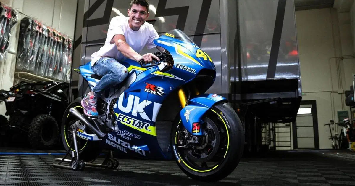 MotoGP 2023. Aleix Espargaro, che regalo da Suzuki! Ecco la GSX RR 2016: "Pelle d'oca, ma com'&egrave; piccola, sembra una Moto2" [VIDEO]