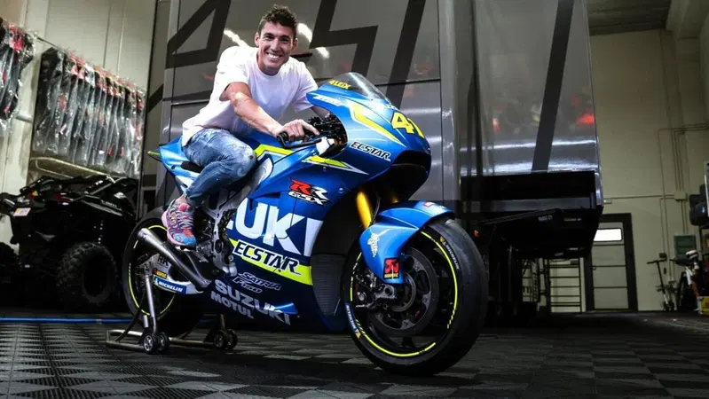 MotoGP 2023. Aleix Espargaro, che regalo da Suzuki! Ecco la GSX RR 2016: "Pelle d'oca, ma com'&egrave; piccola, sembra una Moto2" [VIDEO]
