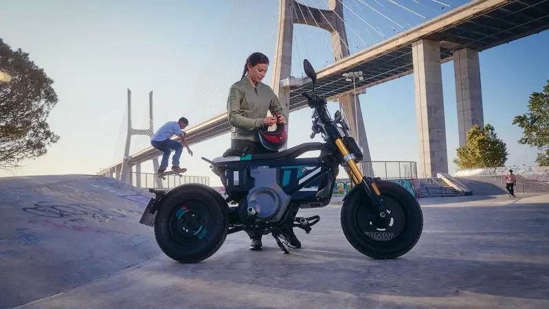 BMW presenta l'eParkourer CE 02: non &egrave; una moto, non &egrave; uno scooter, guardate che cos'&egrave; [VIDEO]