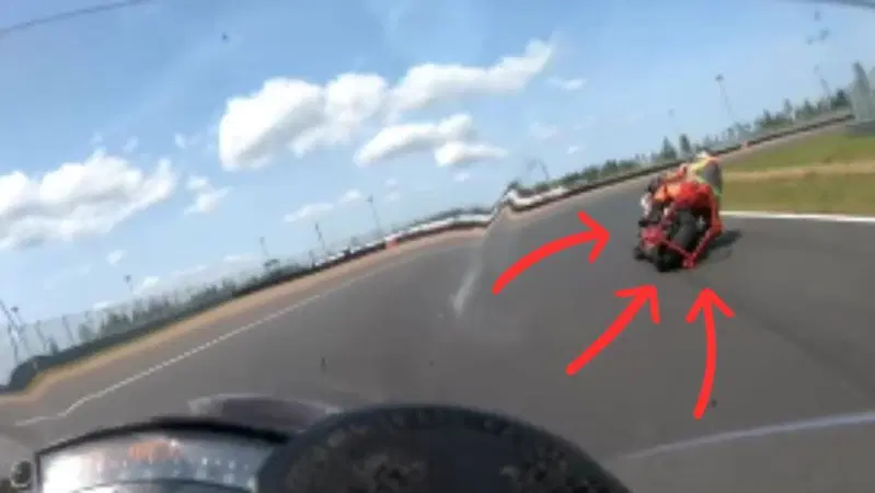 [VIDEO] Entra in pista ma c'&egrave; qualcosa che non quadra... Si &egrave; scordato il cavalletto posteriore!