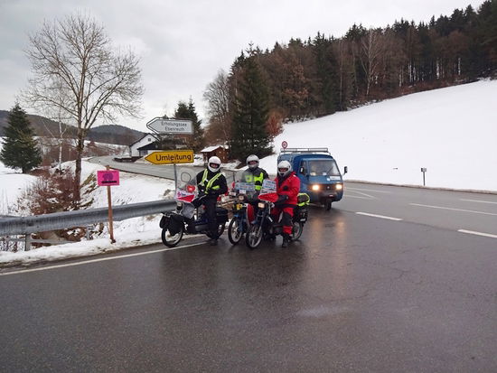 Foto ricordo per un'impresa: i tre ciclomotori Piaggio con l'Ape di assistenza sullo sfondo