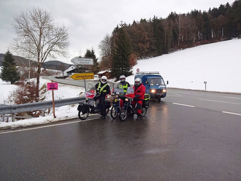 Foto ricordo per un&#039;impresa: i tre ciclomotori Piaggio con l&#039;Ape di assistenza sullo sfondo