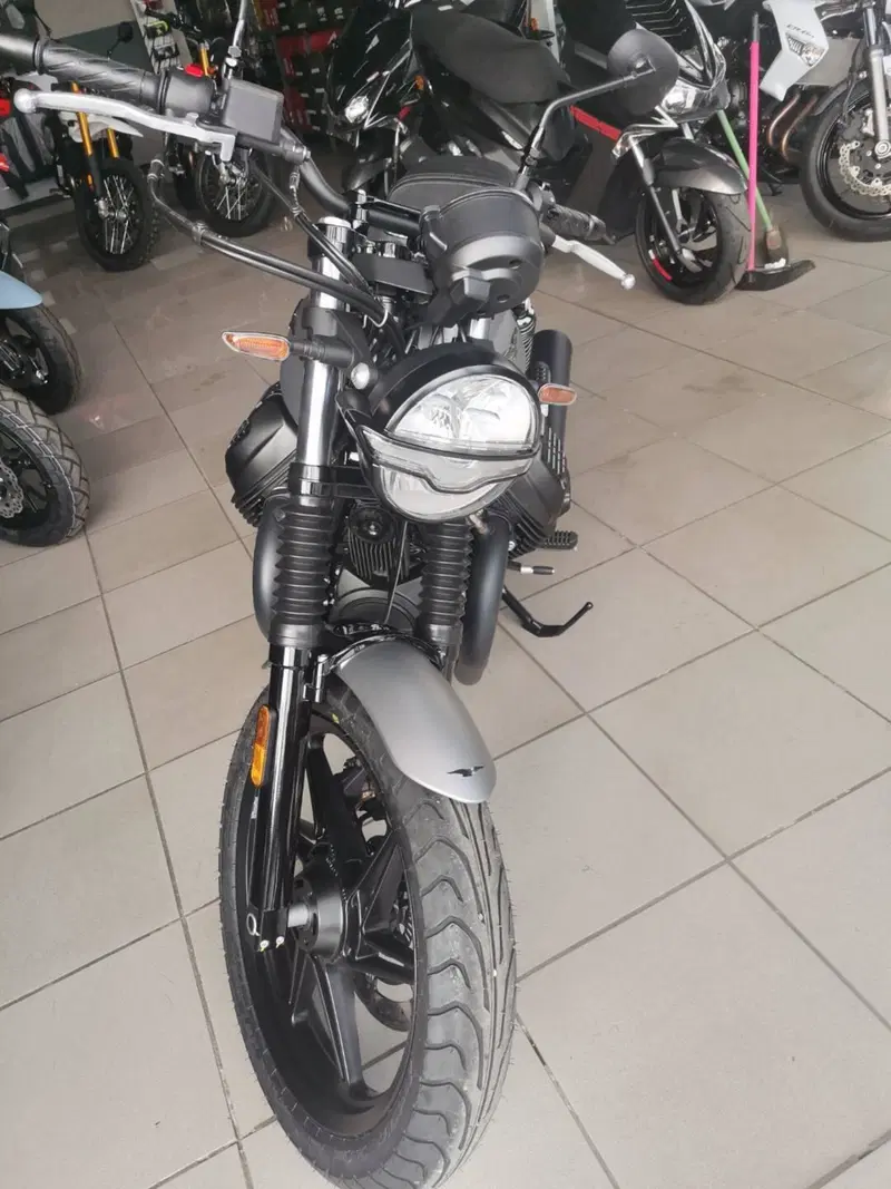 Moto Guzzi V7 Stone (2021 - 24) (2)