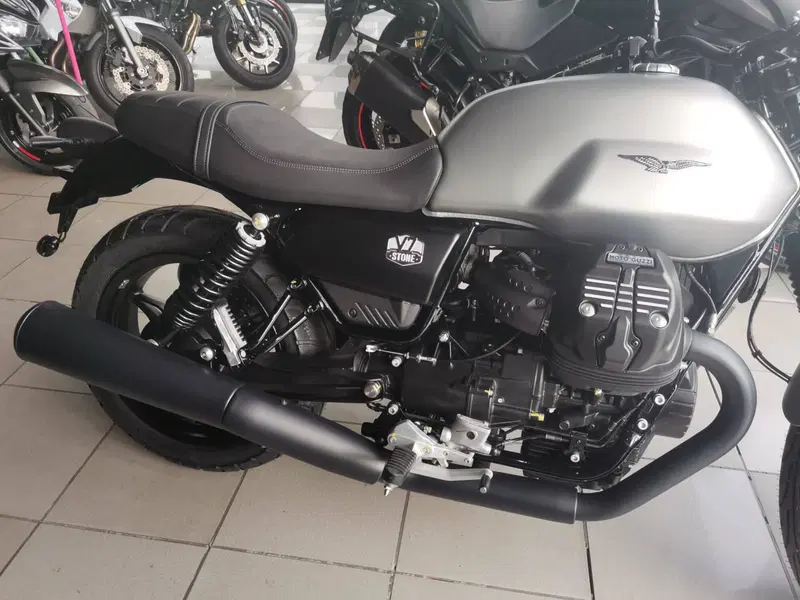 Moto Guzzi V7 Stone (2021 - 24) (3)
