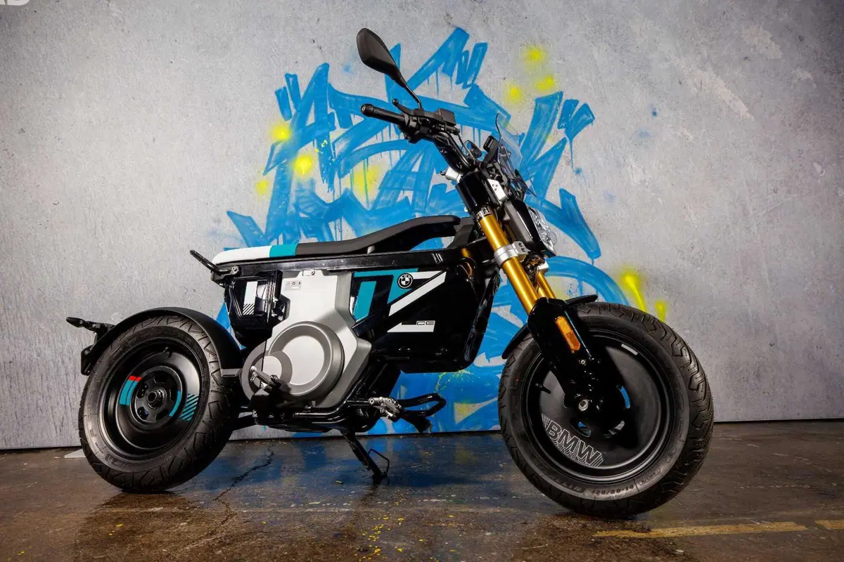 Le immagini del BMW CE02