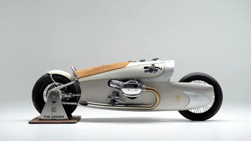 Lei &egrave; "The Crown": incorona i 100 anni di BMW Motorrad